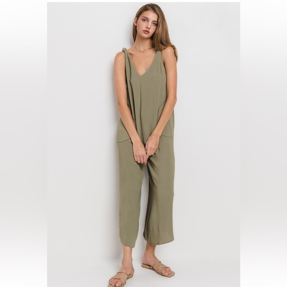 42 Fabulous Solid Sleeveless V-neck Jumpsuit - Picture 4 of 5